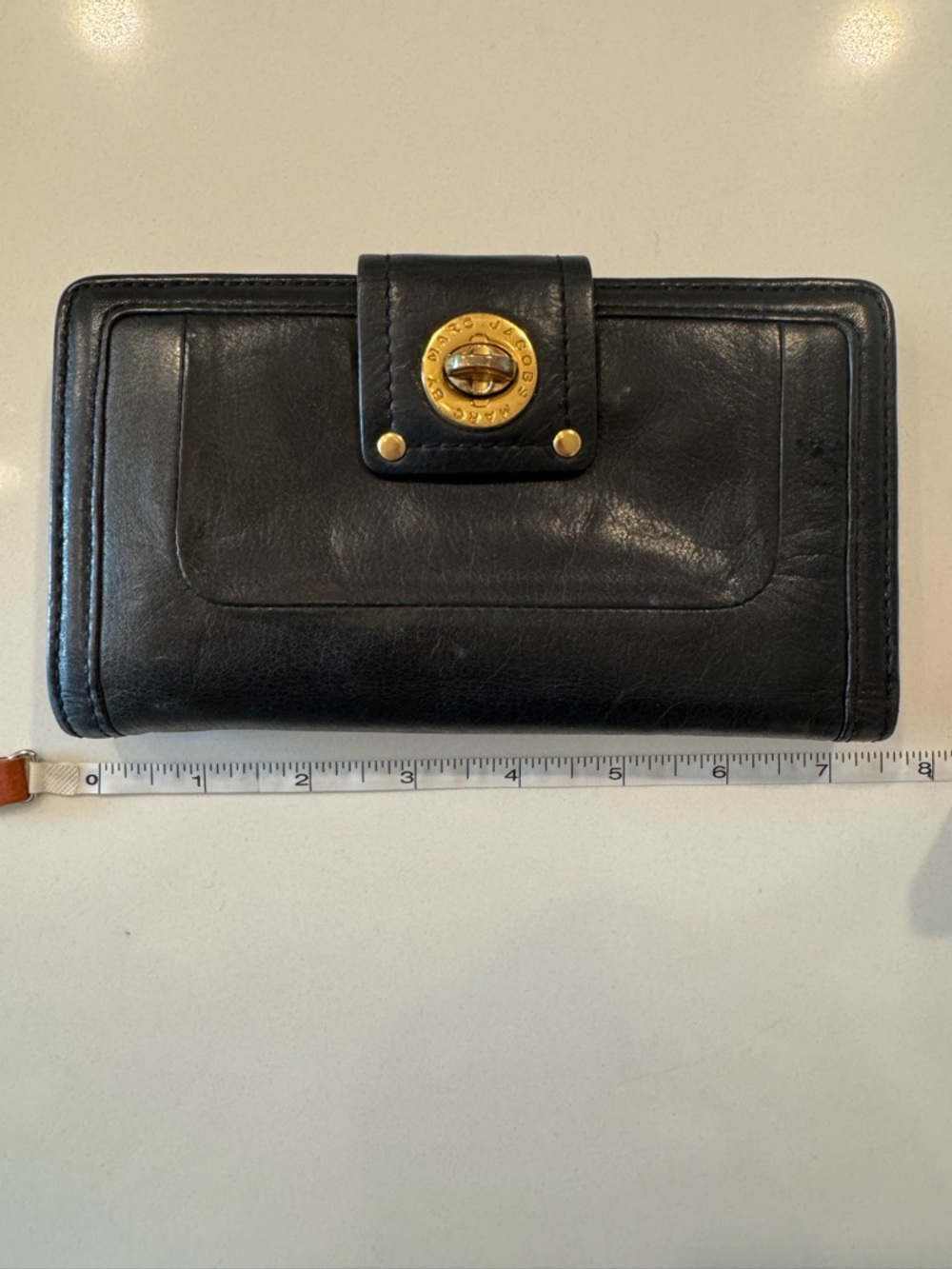 Marc by Marc Jacobs Turnlock Black Leather Wallet - Picture 2 of 12